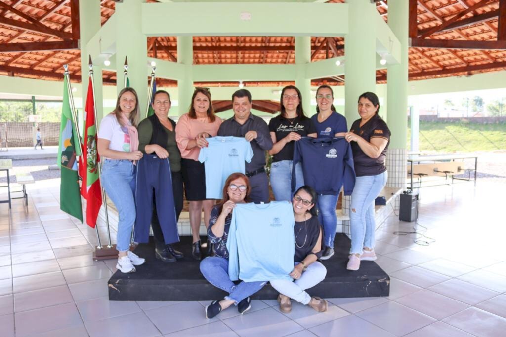 ALUNOS DE PRAIA GRANDE RECEBEM UNIFORME ESCOLAR GRATUITO