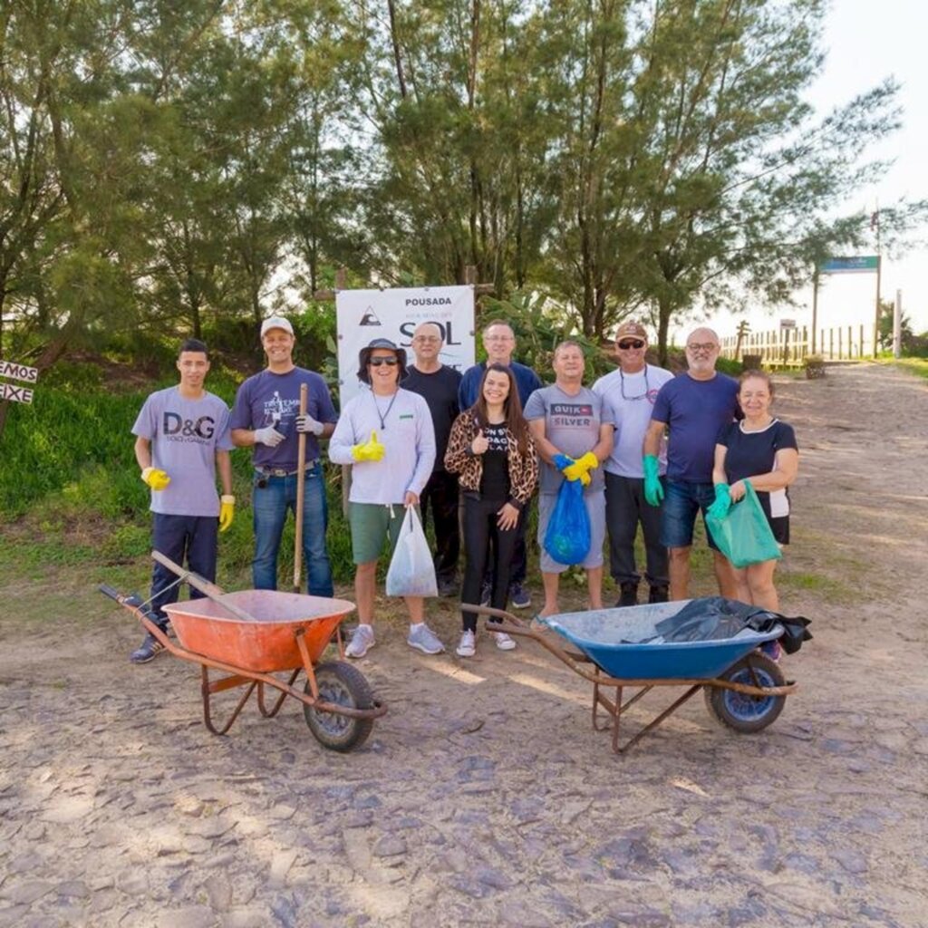 MUTIRÃO DE LIMPEZA NA PRAIA DOS MOLHES MOBILIZA VOLUNTÁRIOS EM PASSO DE TORRES