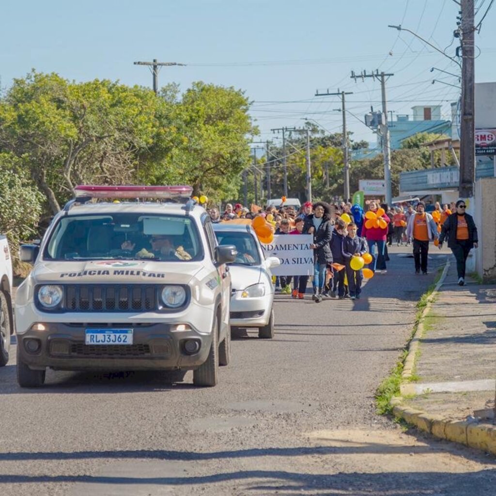 SECRETARIA DE EDUCAÇÃO DE PASSO DE TORRES PARTICIPA DA CAMINHADA LARANJA