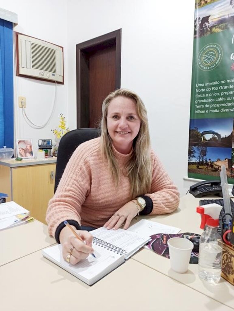 DESTAQUE DA SEMANA: Secretária  Municipal de  Turismo, Desporto e Cultura de  Morrinhos do Sul,  Jucelaine Evaldt  de Medeiros.