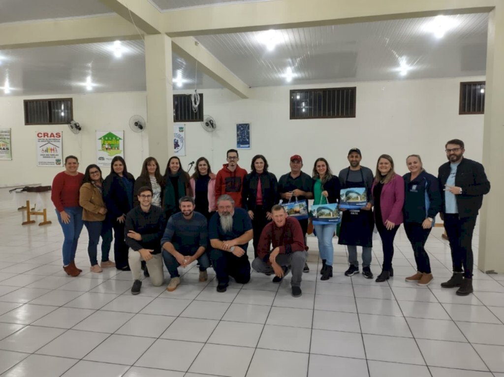 ADMINISTRAÇÃO MUNICIPAL DE MORRINHOS DO SUL REALIZA HOMENAGEM AO DIA DOS PAIS