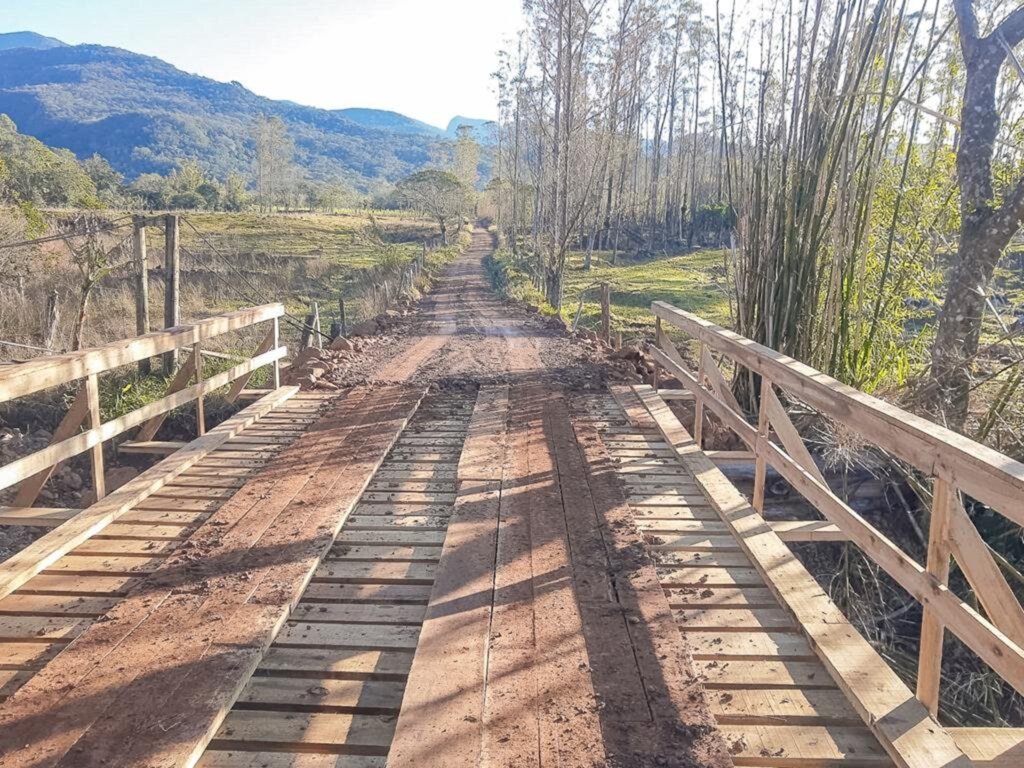 SECRETARIA DE OBRAS REALIZA A CONSTRUÇÃO DE PONTES NAS COMUNIDADES RURAIS DE PRAIA GRANDE
