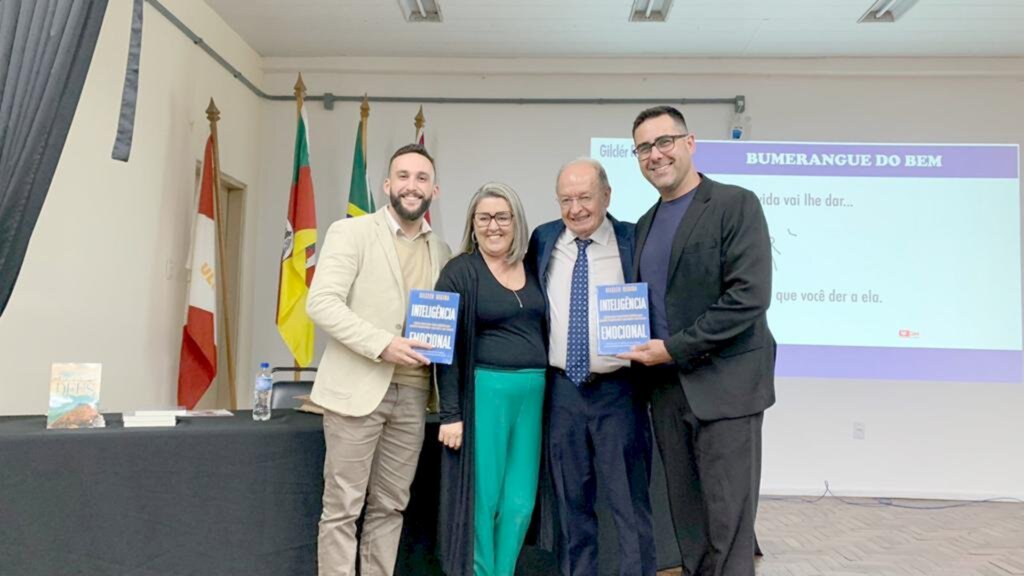 SERVIDORES DE TORRES PRESTIGIAM PALESTRA  PROMOVIDA PELA PREFEITURA COM GILCLÉR REGINA