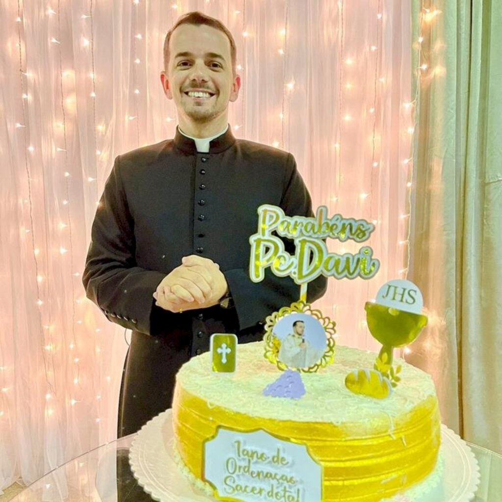 PADRE DAVI CELEBRA PRIMEIRO ANO DE VIDA SACERDOTAL EM SÃO JOÃO DO SUL