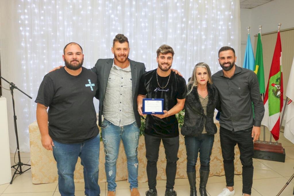 CÂMARA DE PASSO DE TORRES REALIZA HOMENAGENS EM SESSÃO SOLENE