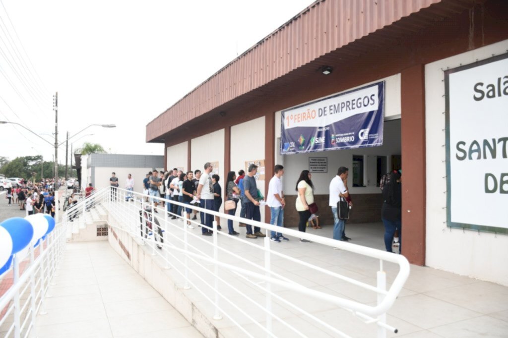 FEIRÃO DE EMPREGOS DE SOMBRIO CADASTRA 200 PESSOAS