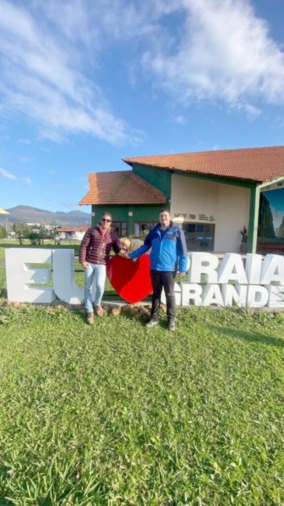 APRESENTADOR ÁLVARO GARNERO DA TV RECORD É RECEBIDO PELA SECRETARIA DE TURISMO DE PRAIA GRANDE