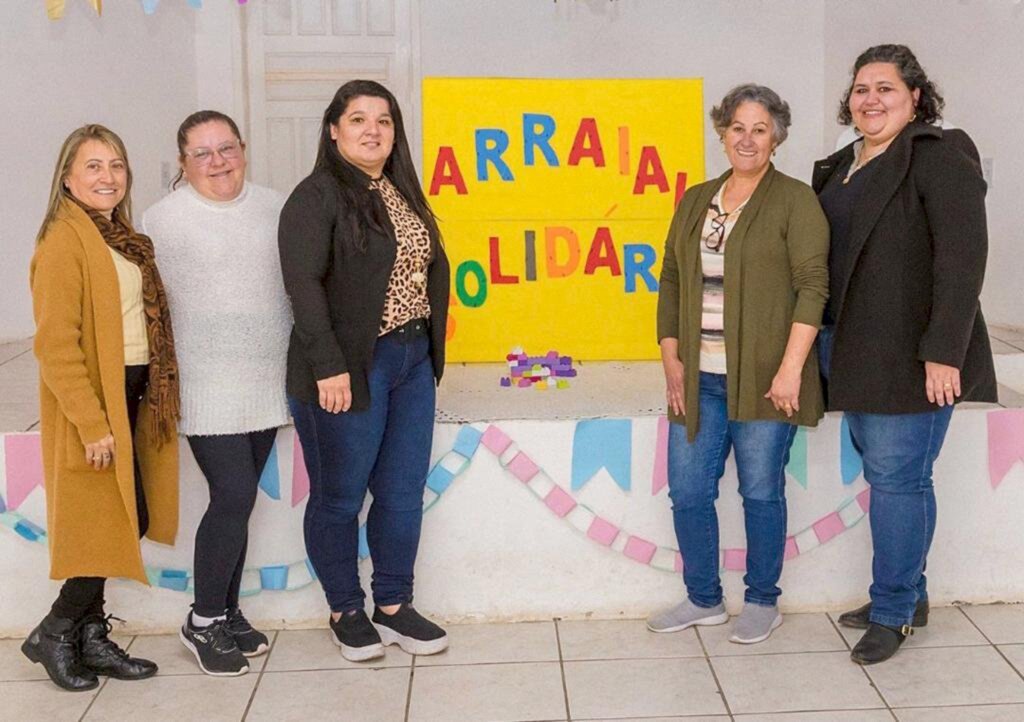 ARRAIAL SOLIDÁRIO DISTRIBUIU DOAÇÕES  DA CAMPANHA DO AGASALHO EM PASSO DE TORRES
