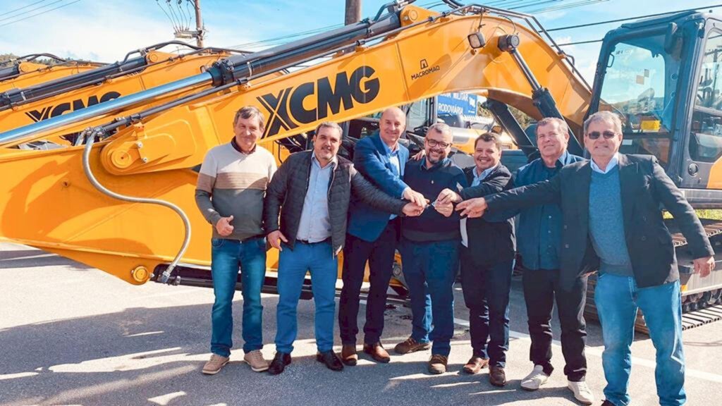 DEPUTADO ZÉ MILTON ENTREGA NOVA MÁQUINA PARA O CONSÓRCIO INTERMUNICIPAL MAMPITUBA