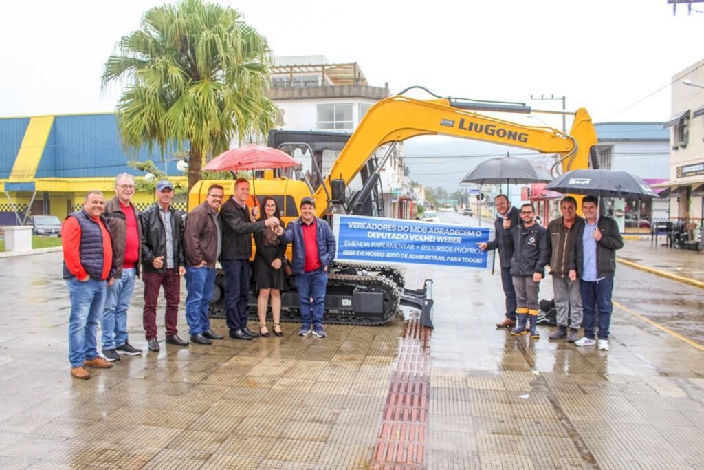 SECRETARIA DE AGRICULTURA DE PRAIA GRANDE RECEBE  ESCAVADEIRA  HIDRÁULICA