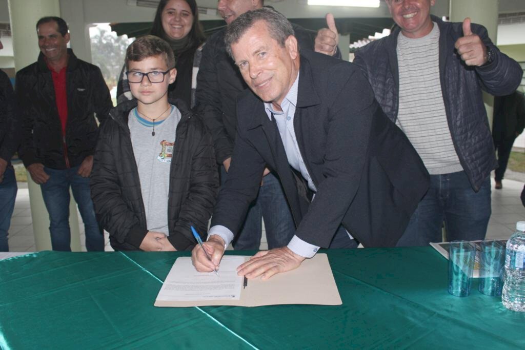 SÃO JOÃO DO SUL: PREFEITO MOACIR ASSINA ORDEM DE SERVIÇO PARA INÍCIO DAS OBRAS DO GINÁSIO DE ESPORTES DE VILA SANTA CATARINA