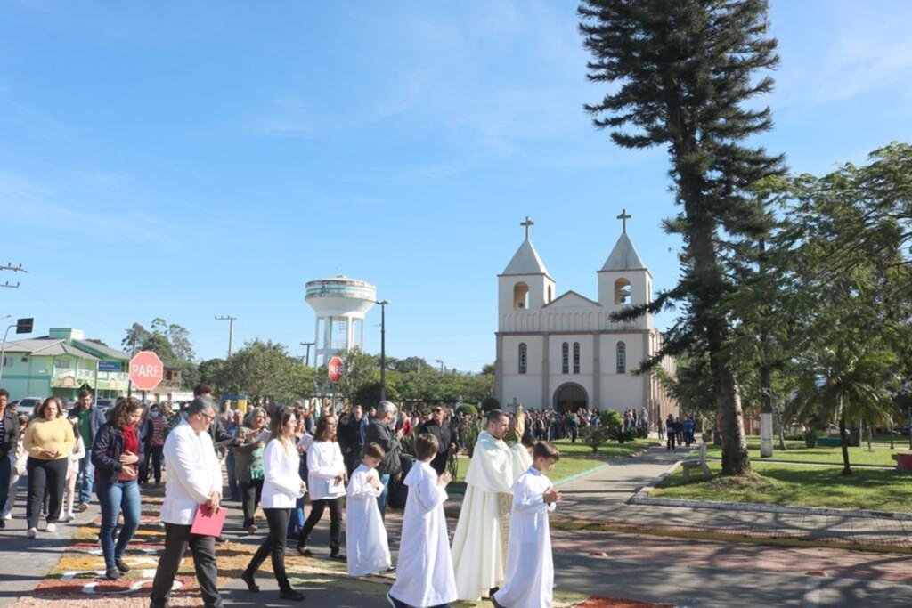 IGREJA MATRIZ DE SÃO JOÃO DO SUL CELEBRA COM MISSA E PROCISSÃO O DIA DE CORPUS CHRISTI