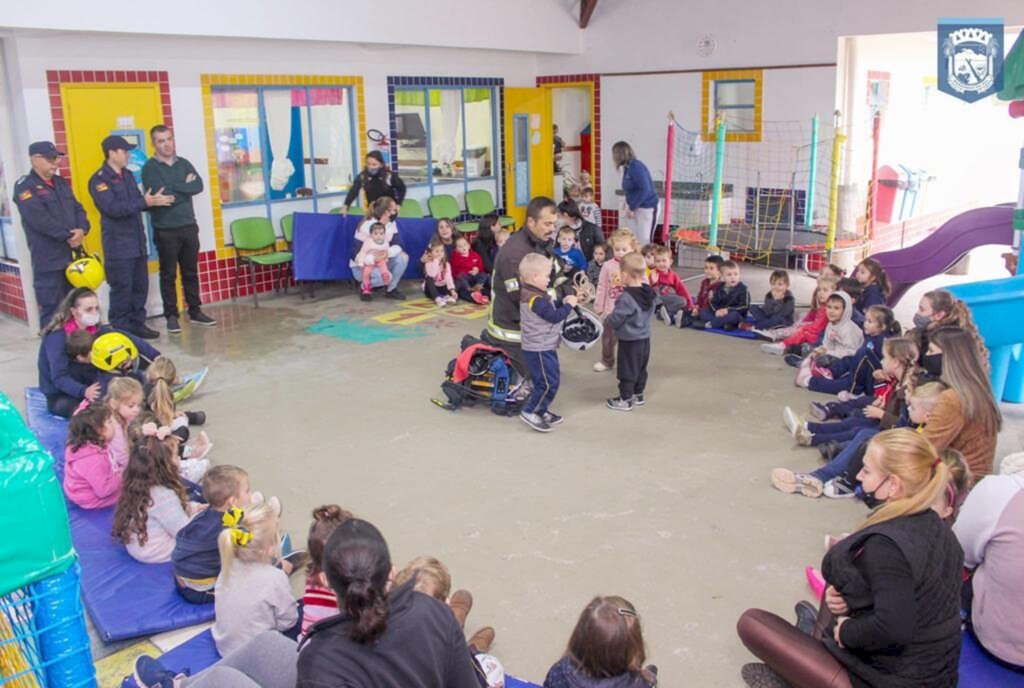MORRINHOS DO SUL: ALUNOS DA EMEI SONHO MEU PARTICIPAM DE ATIVIDADES  COM OS BOMBEIROS