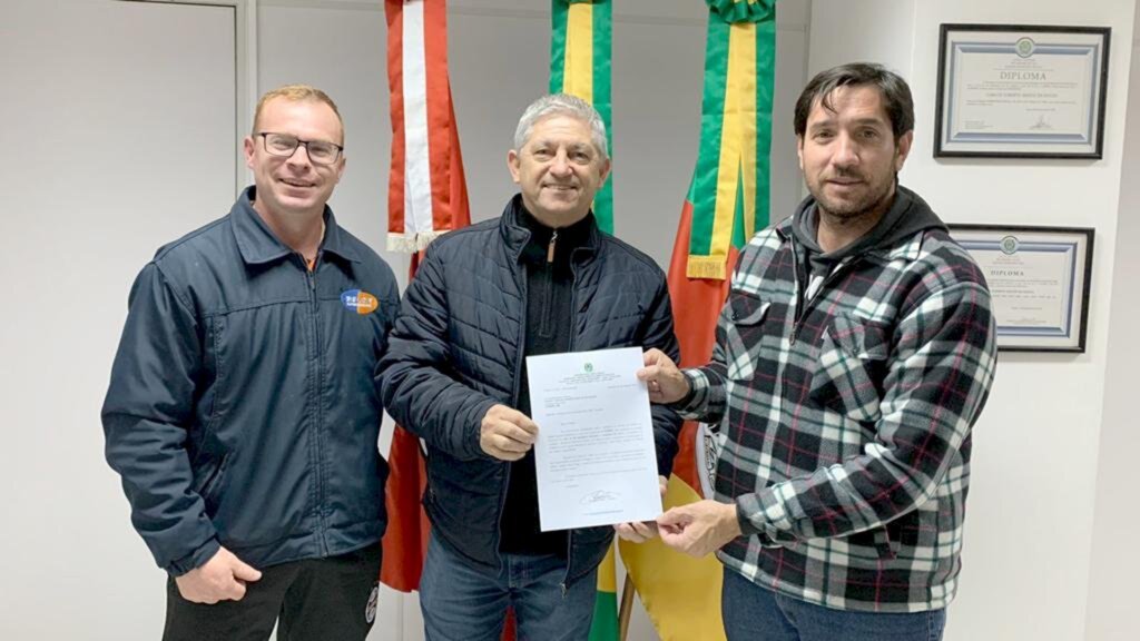 TORRES: PREFEITO CARLOS RECEBE INDICAÇÃO DE EMENDA PARA  O ESPORTE