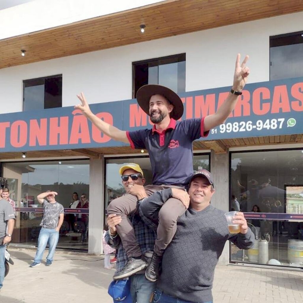 TONHÃO MULTIMARCAS REINAUGURA COM FESTA AOS AMIGOS E COLABORADORES EM PASSO DE TORRES