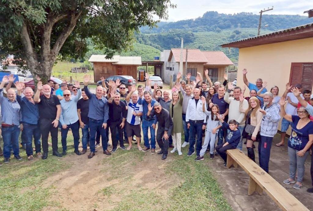 MORADORES DE SANTA ROSA DO SUL COMEMORAM MAIS UMA PAVIMENTAÇÃO