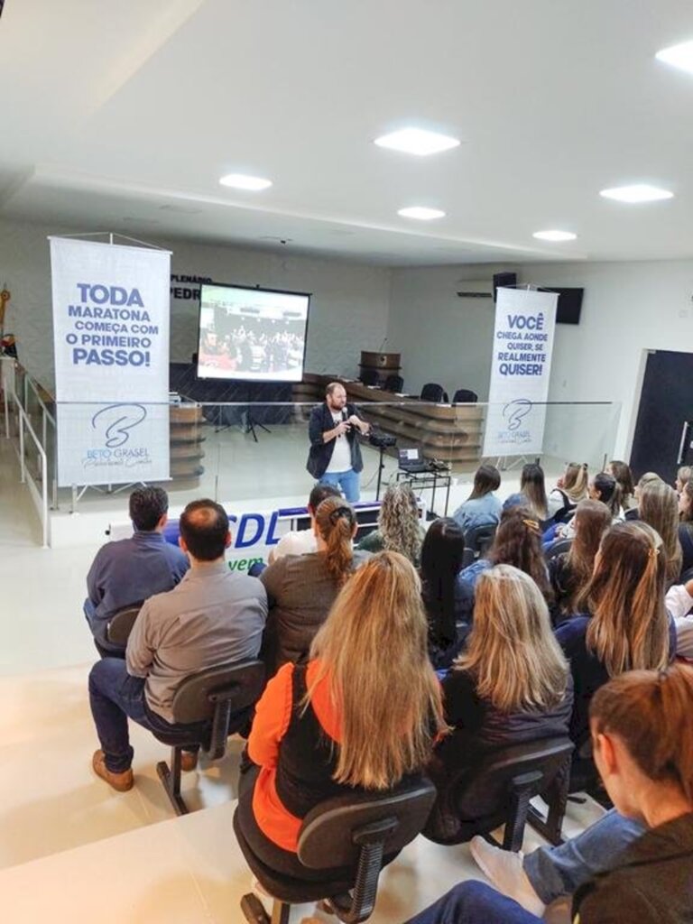 PALESTRA PROMOVIDA PELA CDL  DE SÃO JOÃO DO SUL REÚNE DEZENAS DE COMERCIANTES