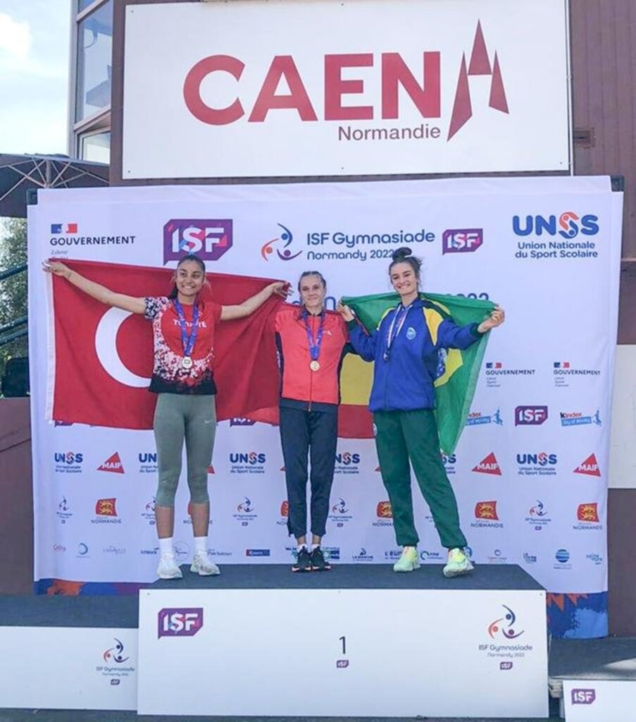 LUÍSA LUMMERTZ  CONQUISTA MEDALHA DE BRONZE EM  COMPETIÇÃO NA FRANÇA