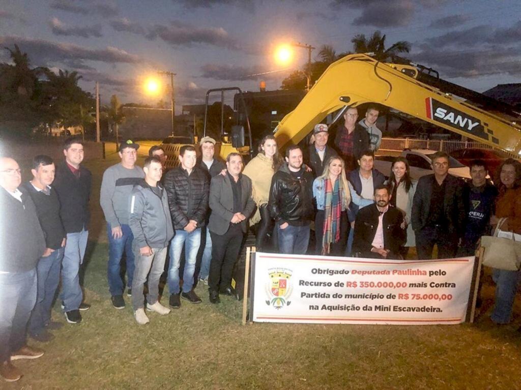 MINI ESCAVADEIRA JÁ ESTÁ À DISPOSIÇÃO DOS  BANANICULTORES EM SANTA ROSA DO SUL