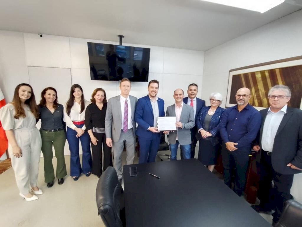 ASSINADA ORDEM DE SERVIÇO PARA REFORMA DO GINÁSIO DA EEB BULCÃO VIANA EM PRAIA GRANDE