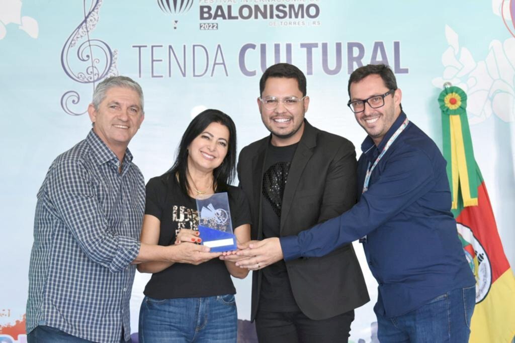 CARLOS SOUZA RECEBE PRÊMIO NA 11ª EDIÇÃO DO PREFEITO  EMPREENDEDOR 2022