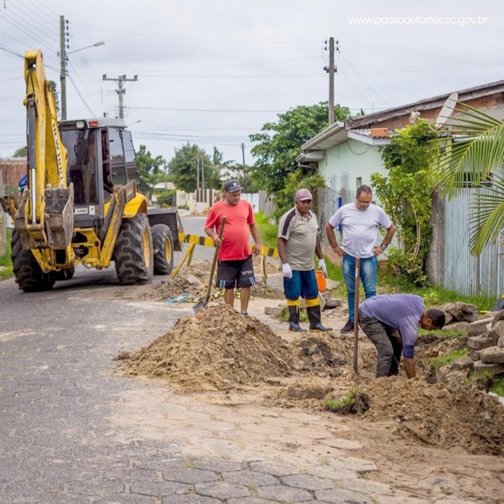 SECRETARIA DE OBRAS REALIZA MELHORIAS NA ILUMINAÇÃO PÚBLICA E NA MANUTENÇÃO DAS ESTRADAS EM PASSO DE TORRES