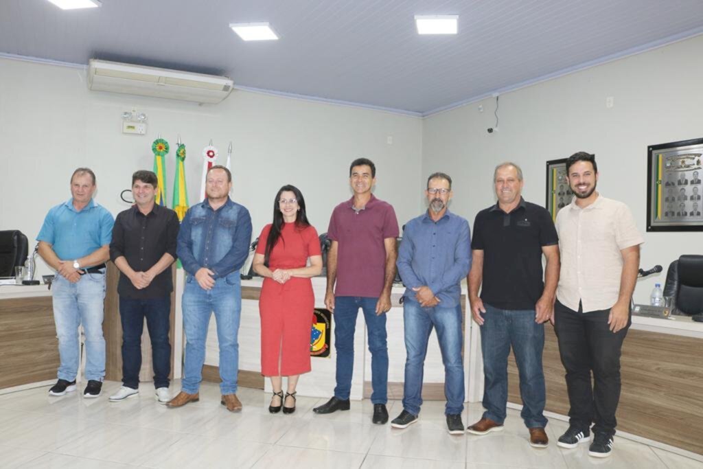 1ª SECRETÁRIA DA CÂMARA VEREADORA SÍLVIA REGINA PRESIDE SESSÃO DO LEGISLATIVO MUNICIPAL DE PRAIA GRANDE