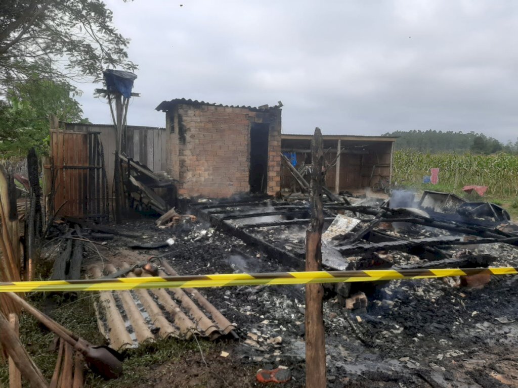 INCÊNDIO DESTRÓI RESIDÊNCIA EM SÃO JOÃO DO SUL
