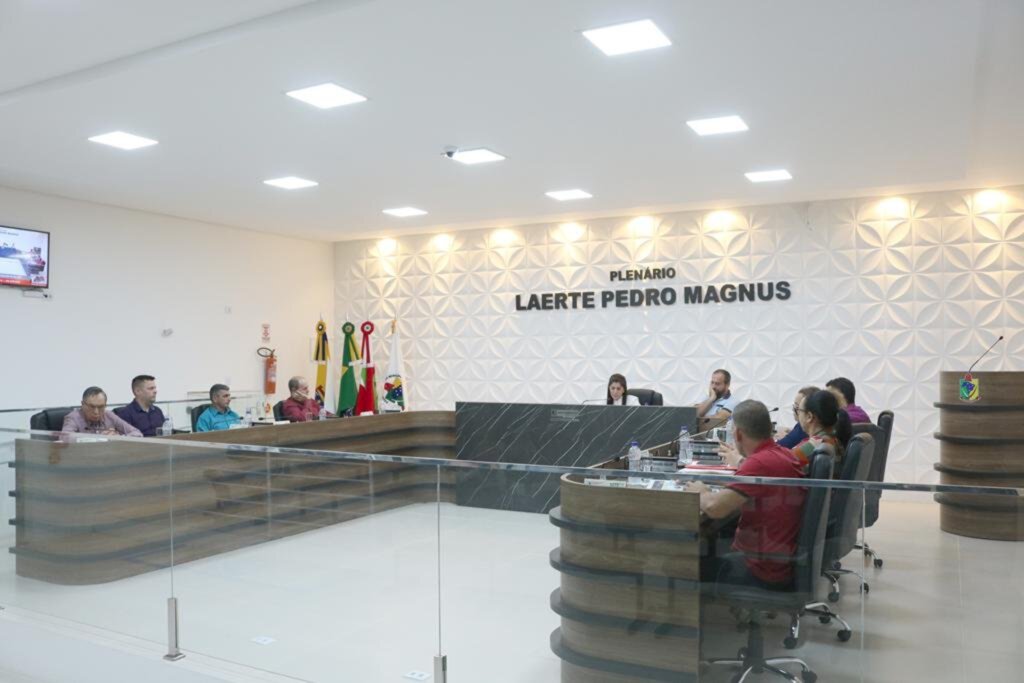 PROFESSORES ACOMPANHAM NA CÂMARA DE SÃO JOÃO DO SUL A APROVAÇÃO DO PROJETO DE REVISÃO SALARIAL