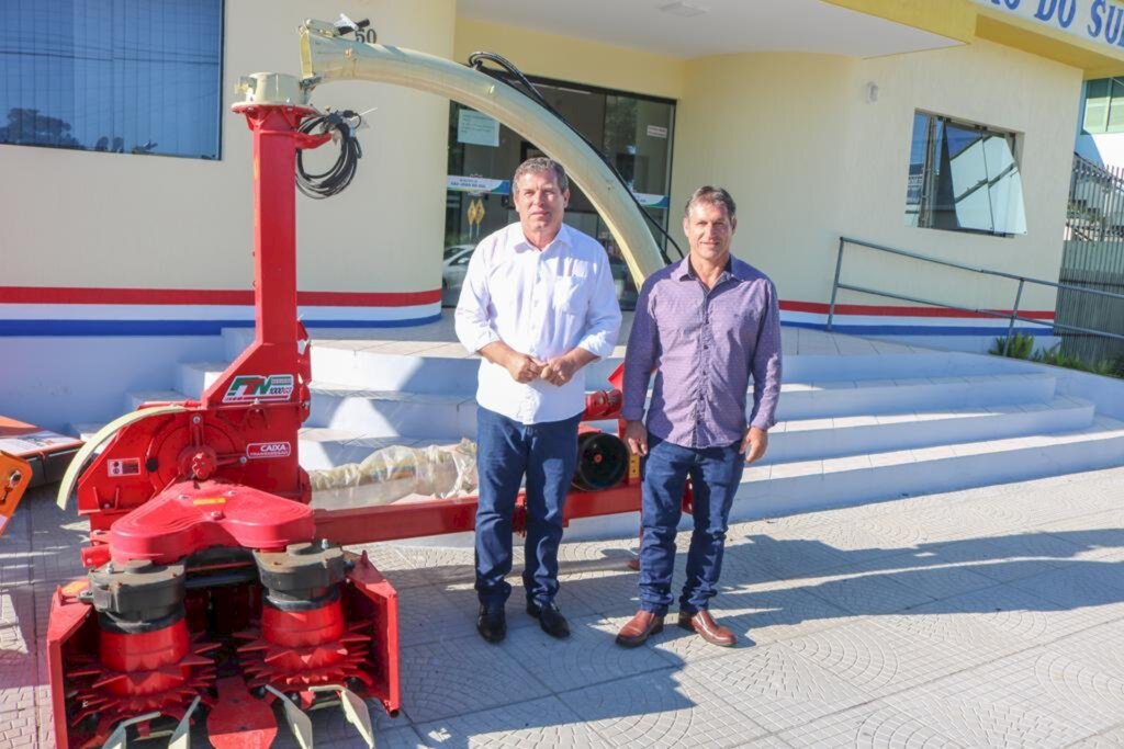 ADMINISTRAÇÃO MUNICIPAL ENTREGA NOVA  ENSILADEIRA A SECRETARIA DE AGRICULTURA DE SÃO JOÃO DO SUL