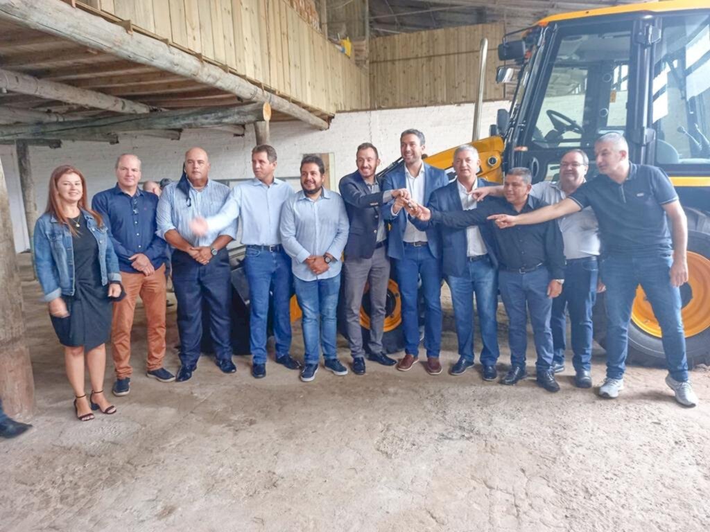 ADMINISTRAÇÃO MUNICIPAL DE TORRES RECEBE RETROESCAVADEIRA E CAMINHÃO PARA FORTALECER OS TRABALHOS