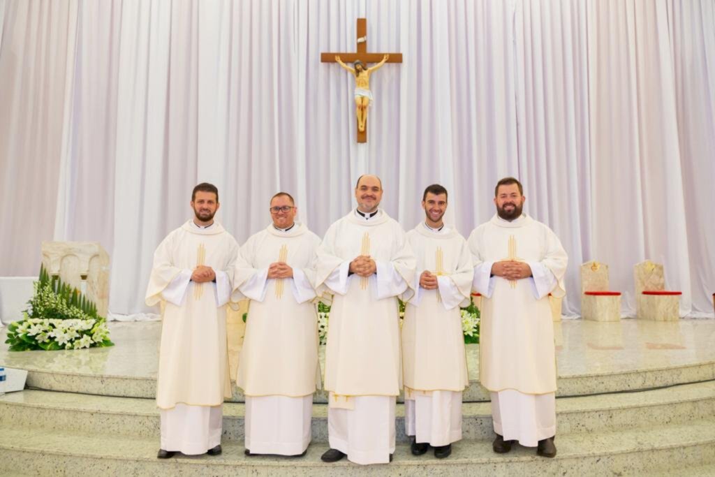 DIOCESE DE CRICIÚMA ACOLHE CINCO NOVOS DIÁCONOS