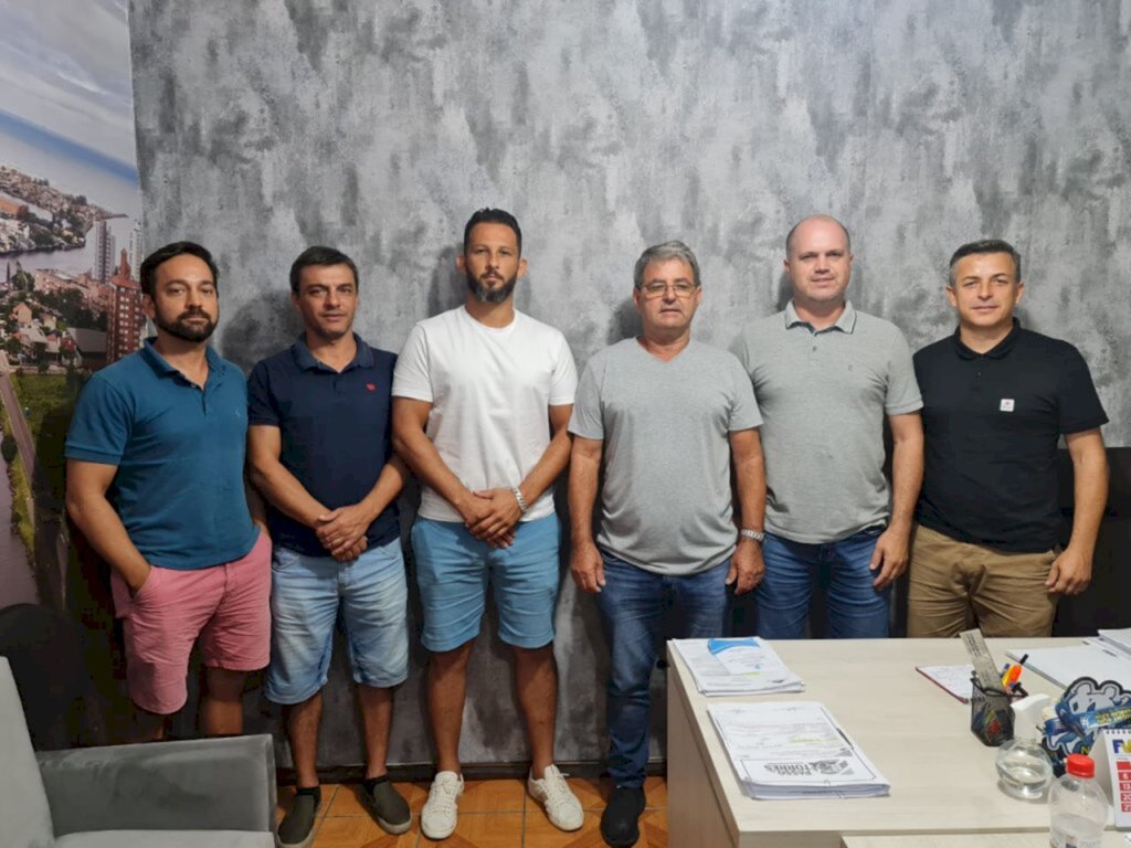 PREFEITO DE PASSO DE TORRES RECEBE VISITA DE REPRESENTANTES DA ACIP