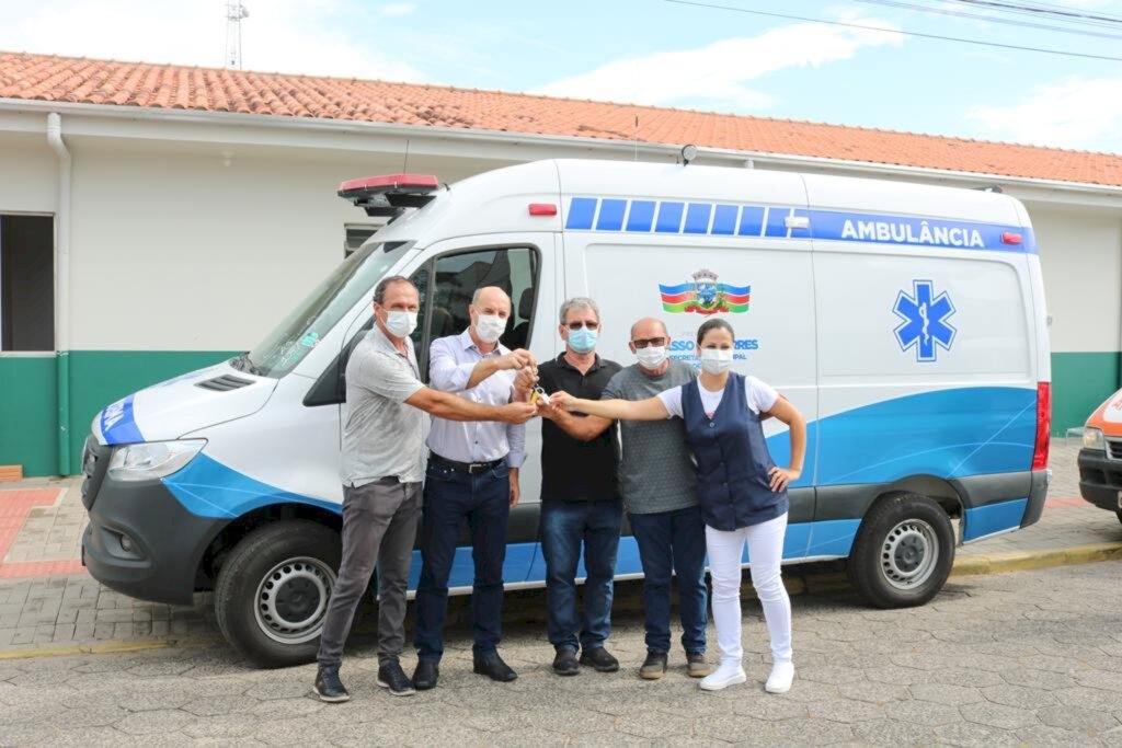 PASSO DE TORRES: PREFEITURA ADQUIRE AMBULÂNCIA SEMI-UTI PARA A SECRETARIA DE SAÚDE