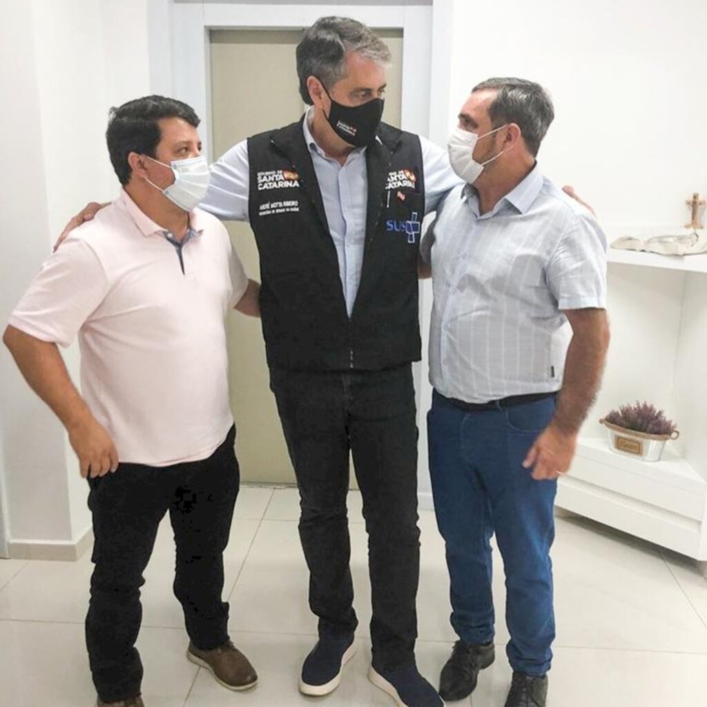 ANDRÉ MOTTA SE REÚNE COM SECRETÁRIOS MUNICIPAIS DE SAÚDE DA AMESC EM SANTA ROSA DO SUL