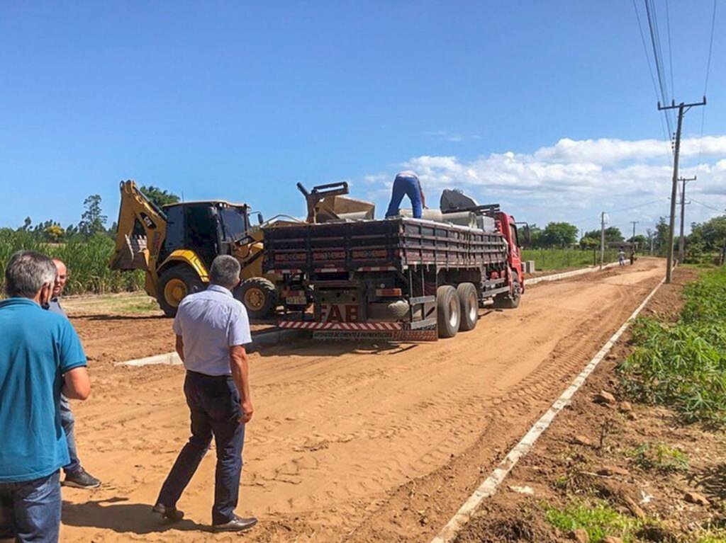 SANTA ROSA DO SUL: RUA LUIZ CARBONI RECEBE MAIS DE MIL METROS DE PAVIMENTAÇÃO EM VILA SÃO CRISTÓVÃO