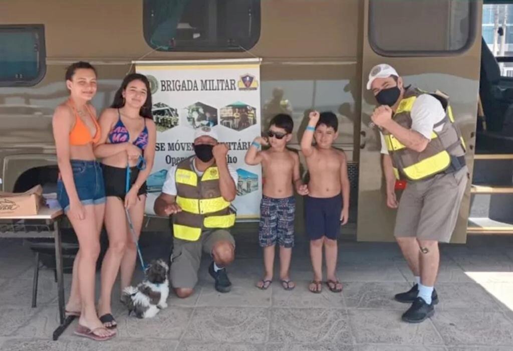 BRIGADA MILITAR DISTRIBUI 5 MIL PULSEIRAS DE IDENTIFICAÇÃO PARA CRIANÇAS NO LITORAL NORTE
