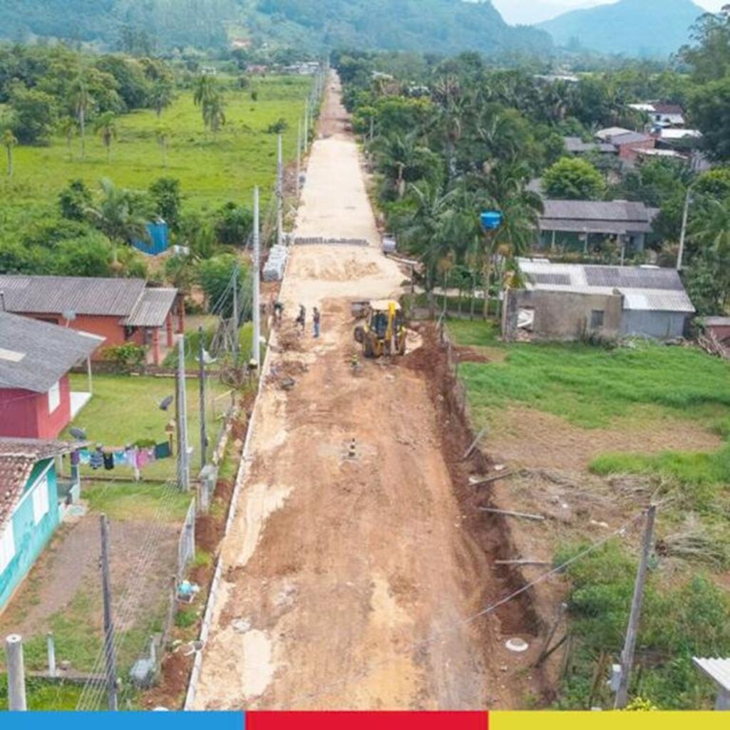 PRAIA GRANDE: SEGUE A PAVIMENTAÇÃO NO BAIRRO LEÃO