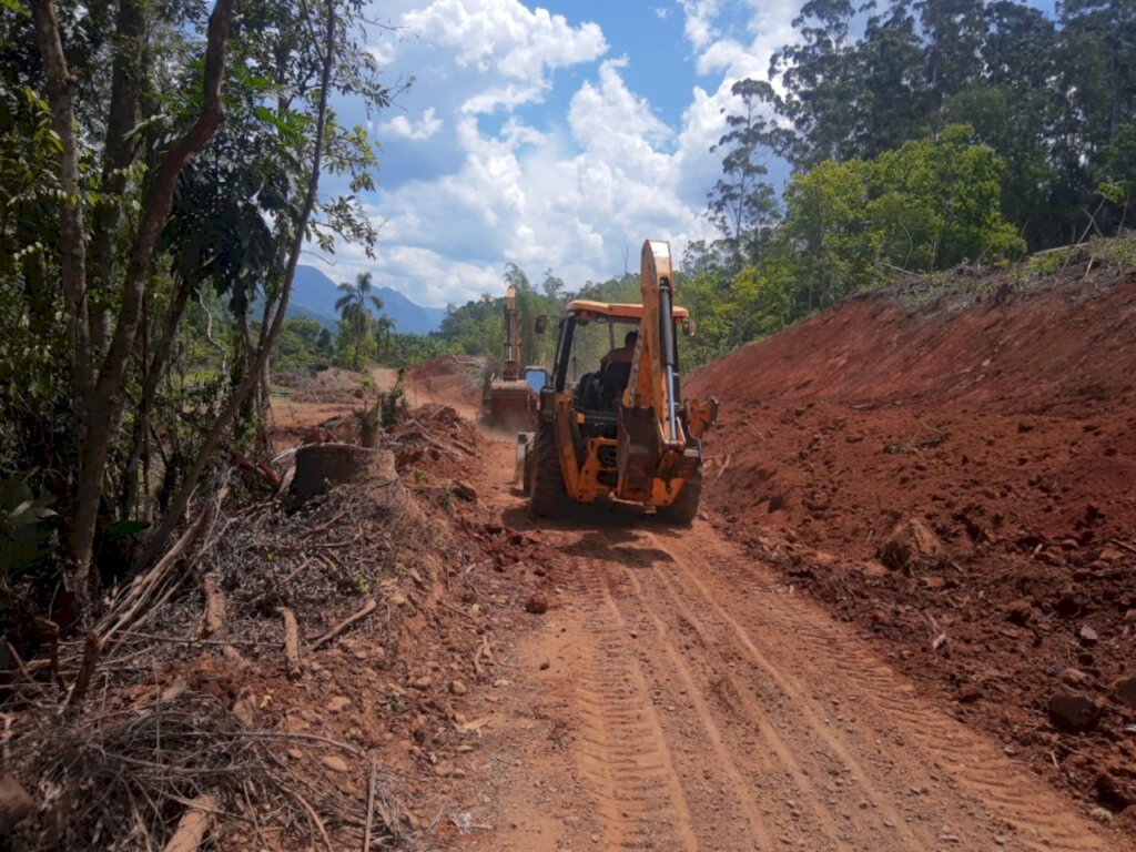 SECRETARIA DE OBRAS DE PRAIA GRANDE REALIZA PAVIMENTAÇÃO DE RUAS E MELHORIAS NAS ESTRADAS DO INTERIOR