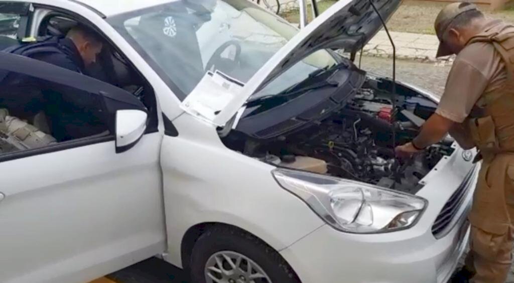 PRF E POLÍCIA MILITAR  PRENDEM DUPLA COM CARRO CLONADO, ARMAS E MUNIÇÕES