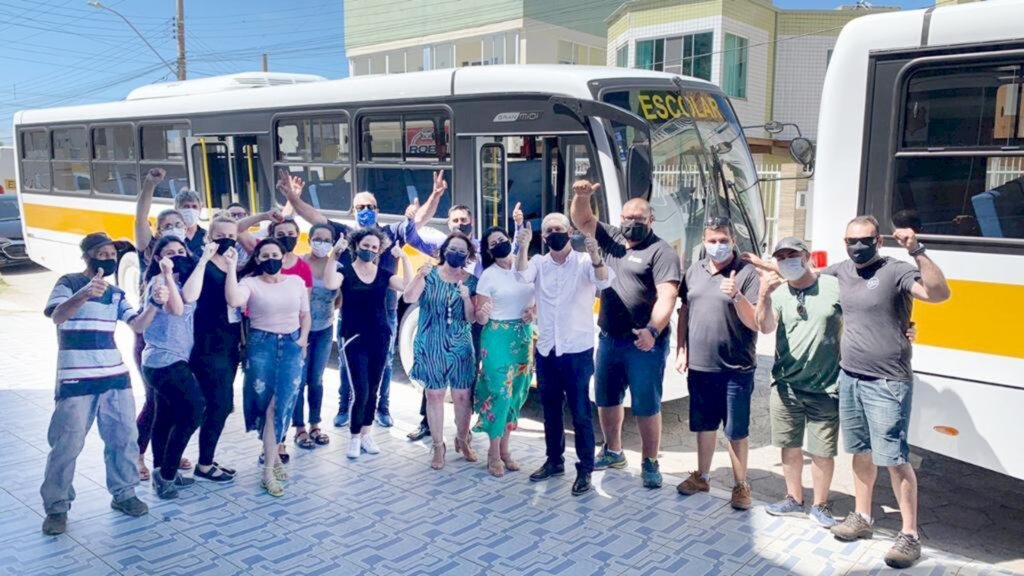 PREFEITURA DE TORRES ADQUIRE DOIS ÔNIBUS PARA O TRANSPORTE DE ALUNOS  DO ENSINO FUNDAMENTAL