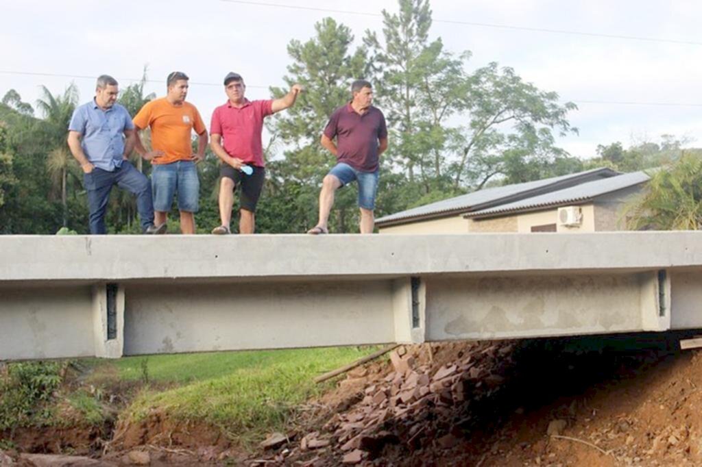 PREFEITURA INICIA OBRAS PARA DUAS NOVAS PONTES NO INTERIOR DO MUNICÍPIO DE SANTA ROSA DO SUL