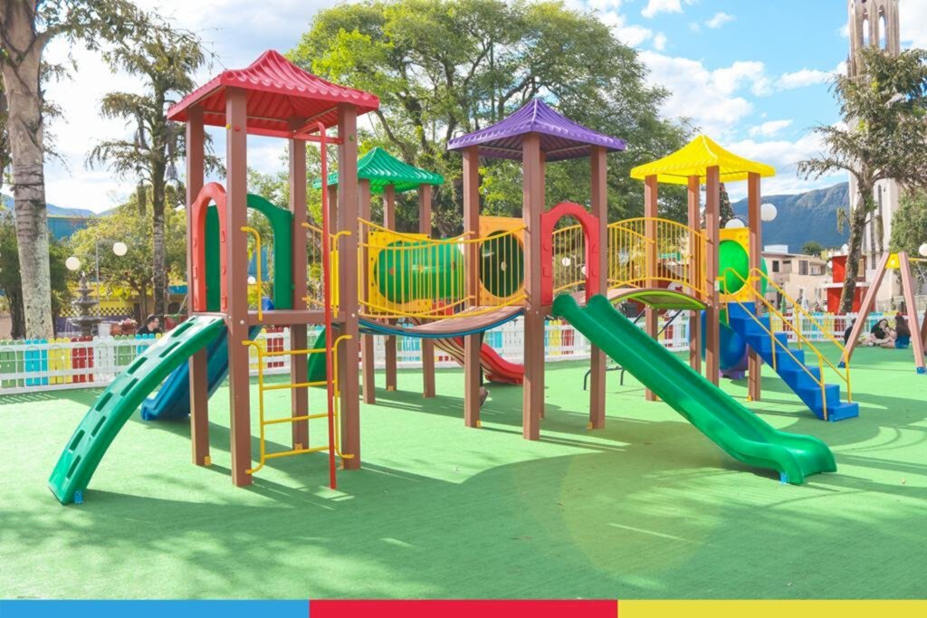 PRAÇA SÃO SEBASTIÃO ESTÁ COM NOVO PLAYGROUND EM PRAIA GRANDE