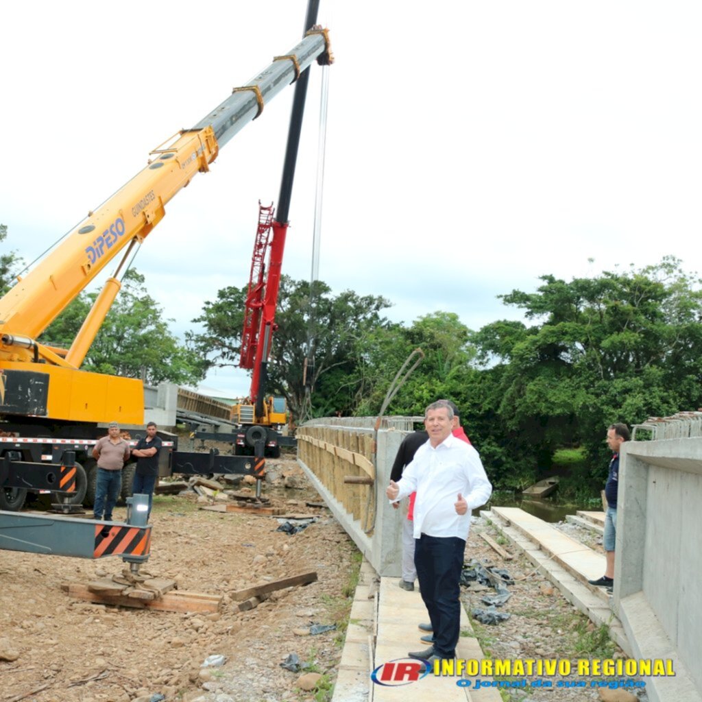 PREFEITO MOACIR ACOMPANHA COLOCAÇÃO DE VIGAS PARA PONTE DO RIO VERDE