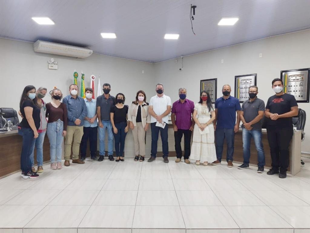 VEREADORES APROVAM PROJETO PARA ALTERAÇÃO DO NOME DA ESCOLA DO BAIRRO LEÃO EM PRAIA GRANDE