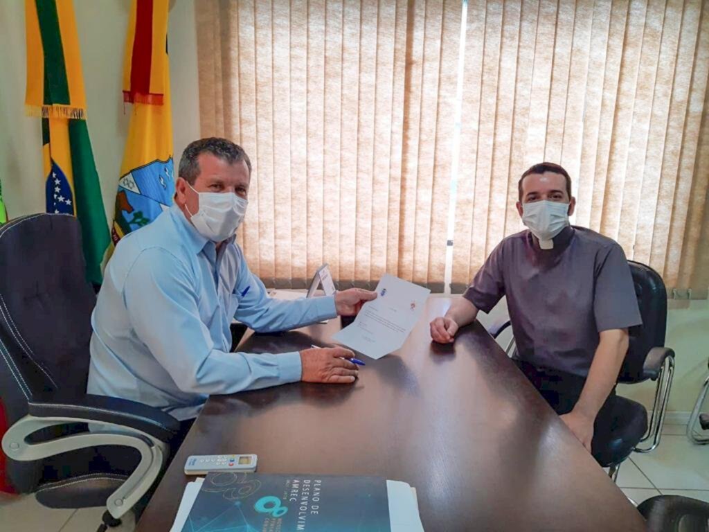 PADRE DAVI CONVIDA PREFEITOS PARA SUA POSSE NA PARÓQUIA SÃO JOÃO BATISTA EM SÃO JOÃO DO SUL
