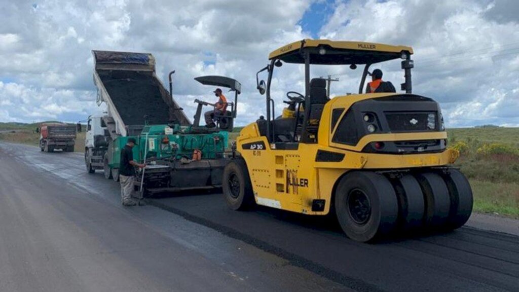 Divulgação Daer - Novo revestimento asfáltico é aplicado nos principais pontos críticos da RSC-453 -