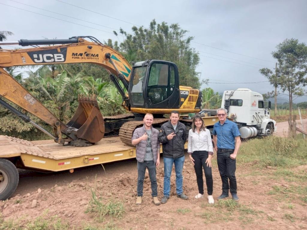 MORRINHOS DO SUL RECEBE ESCAVADEIRA HIDRÁULICA
