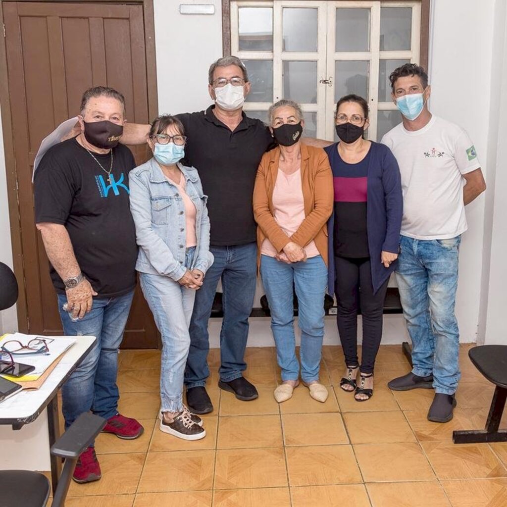 PASSO DE TORRES: PREFEITO VALMIR ENTREGA  COMPUTADORES AO CONSELHO TUTELAR