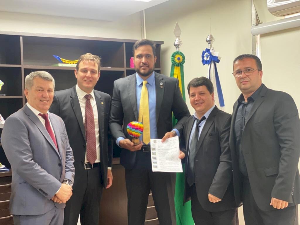 PRAIA GRANDE: PREFEITO E DIRETOR DO SAMAE ENTREGAM PROJETOS AO PRESIDENTE DA FUNASA